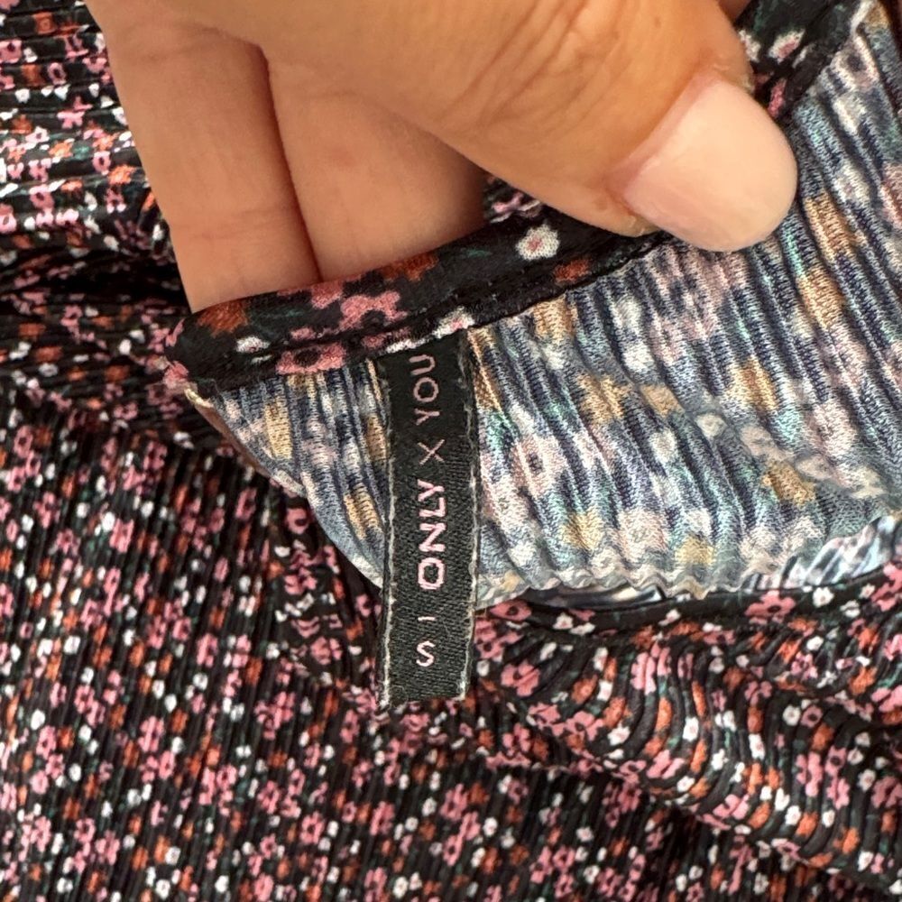 Chic Long Sleeve Floral Dress in Black and Pink - Picture 4 of 5
